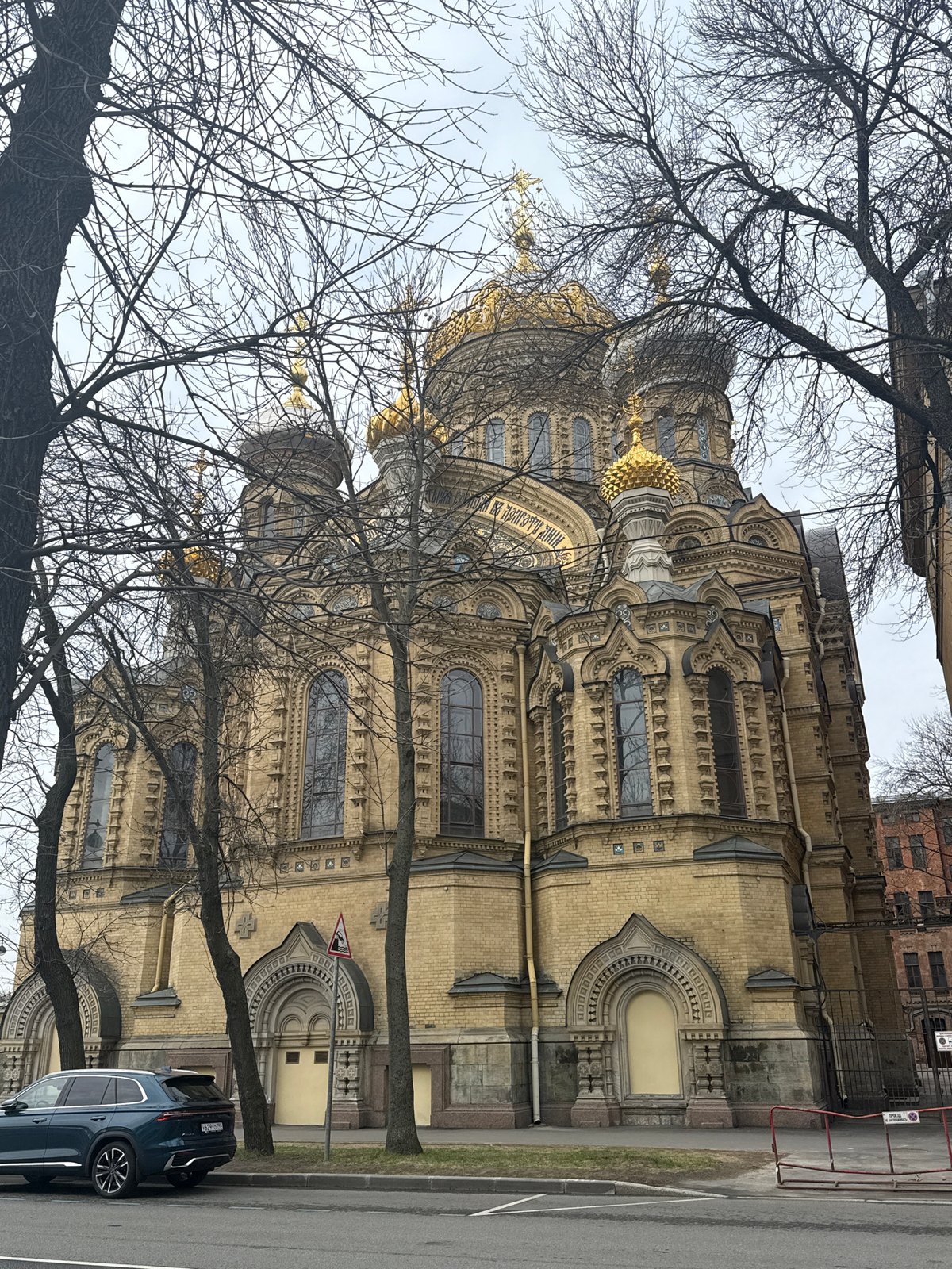 Tourist documents Saint Petersburg landmarks during morning walk
