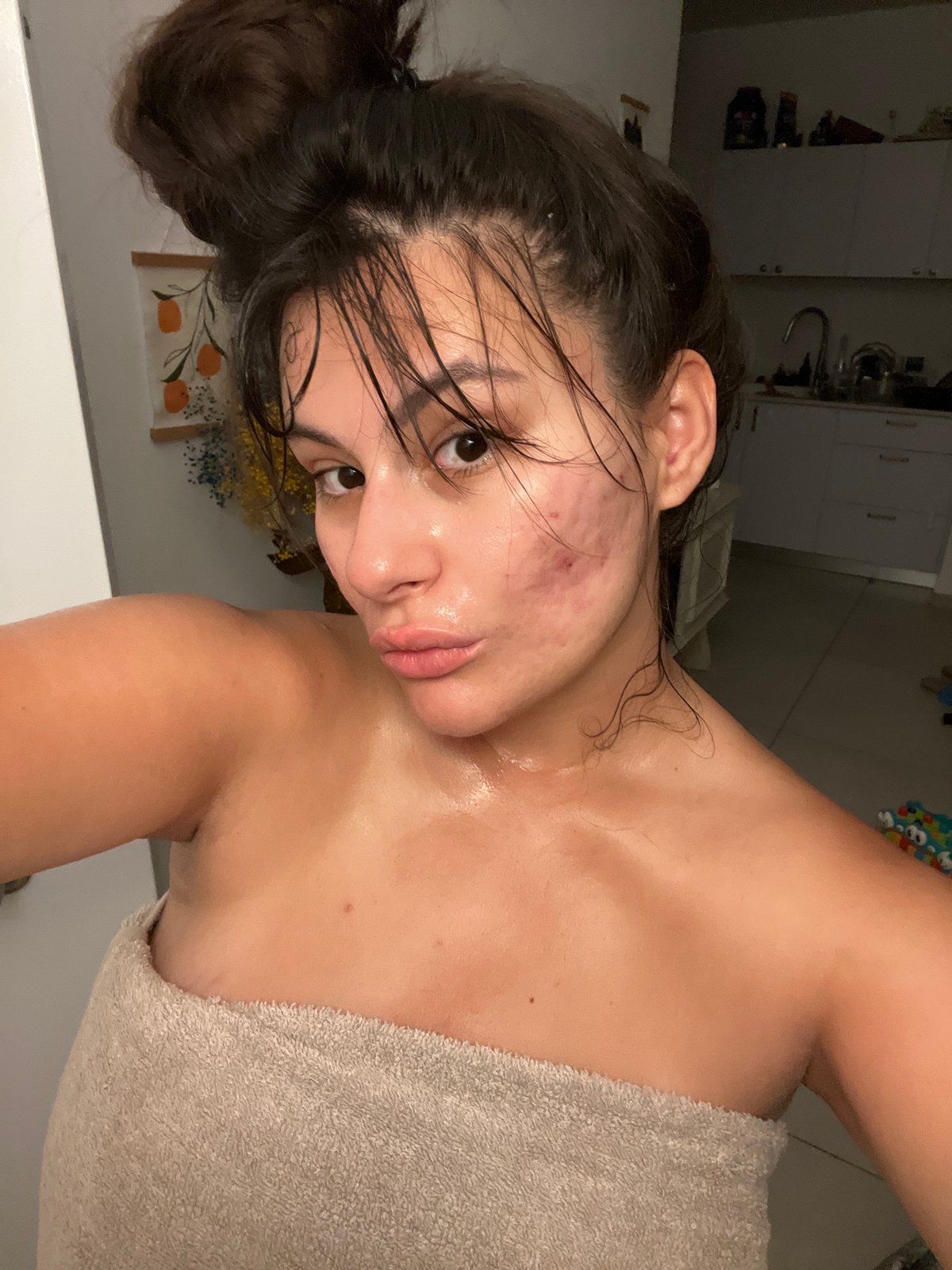 Post-shower bathroom selfies in Kiryat Bialik