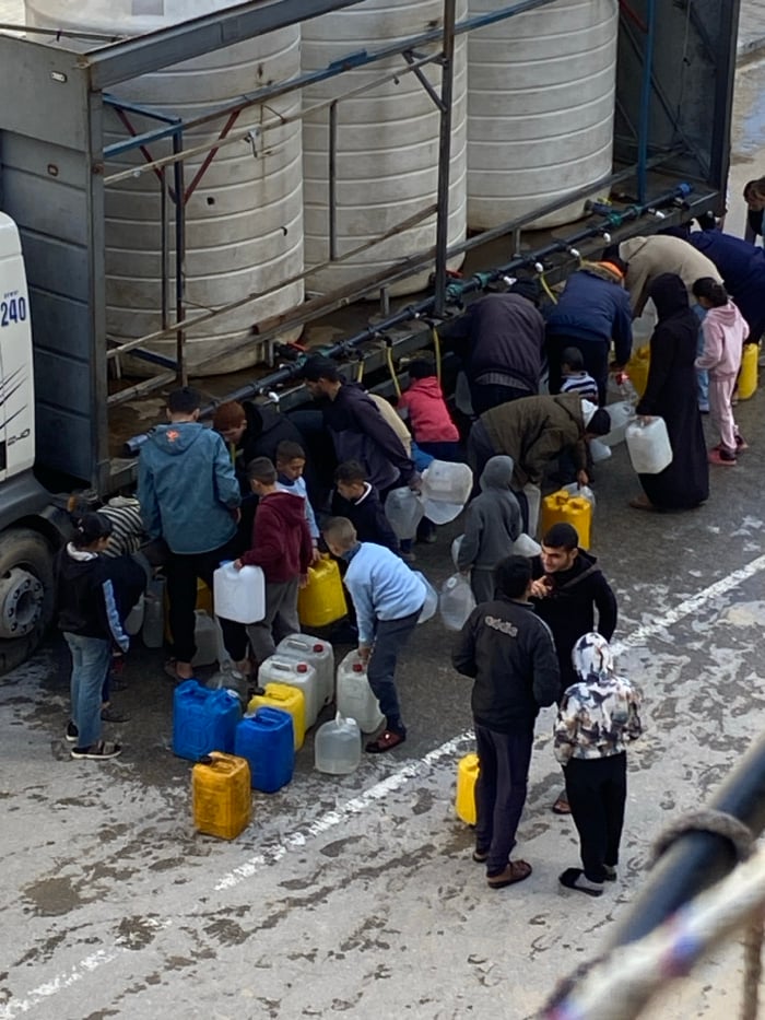 Water trucks serve residents amid widespread damage in Khan Yunis