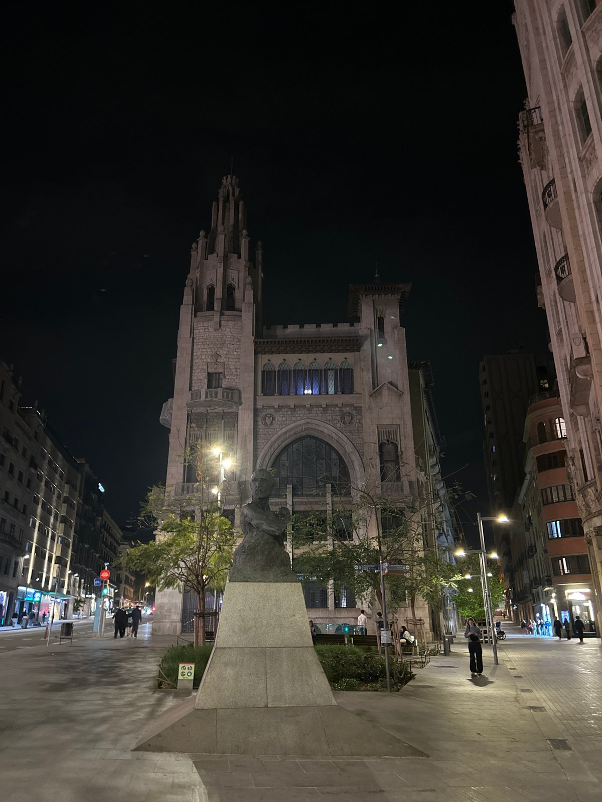 Nighttime skateboarding activity observed near Barcelona City Hall