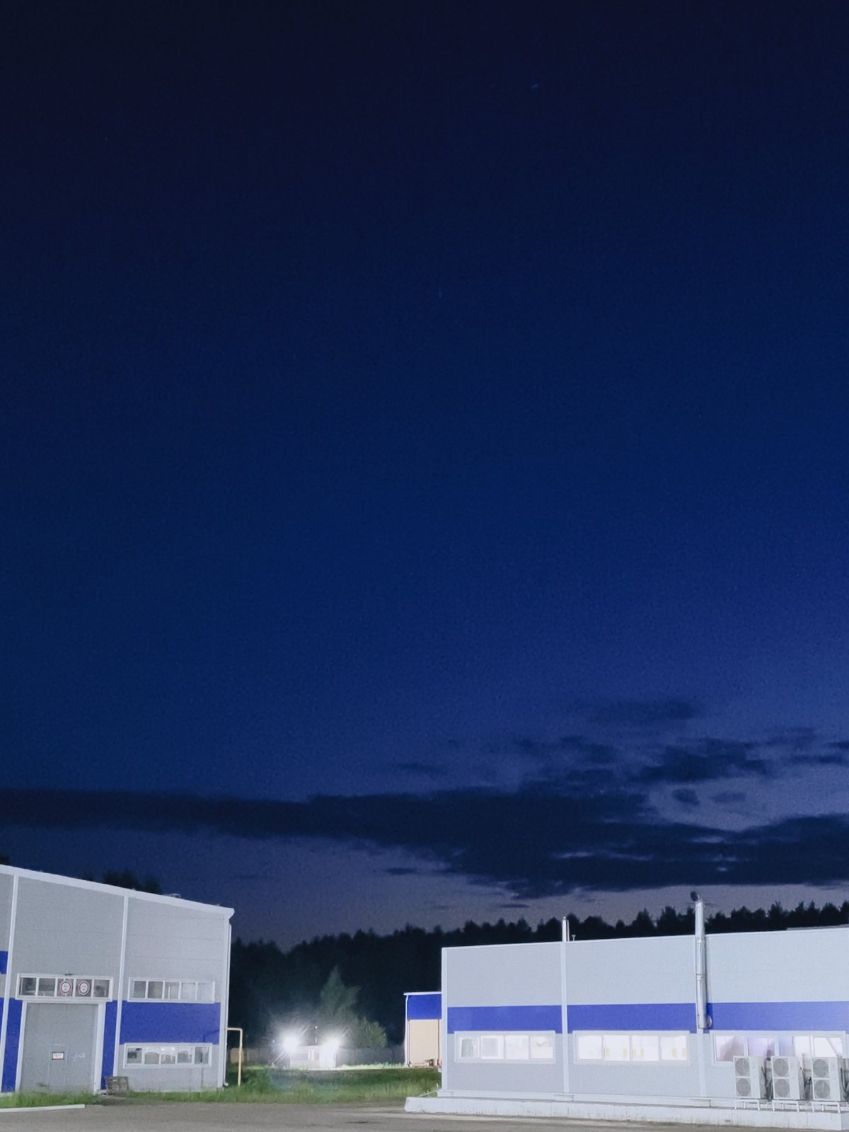 Evening sky transition documented in Noviy, Russia