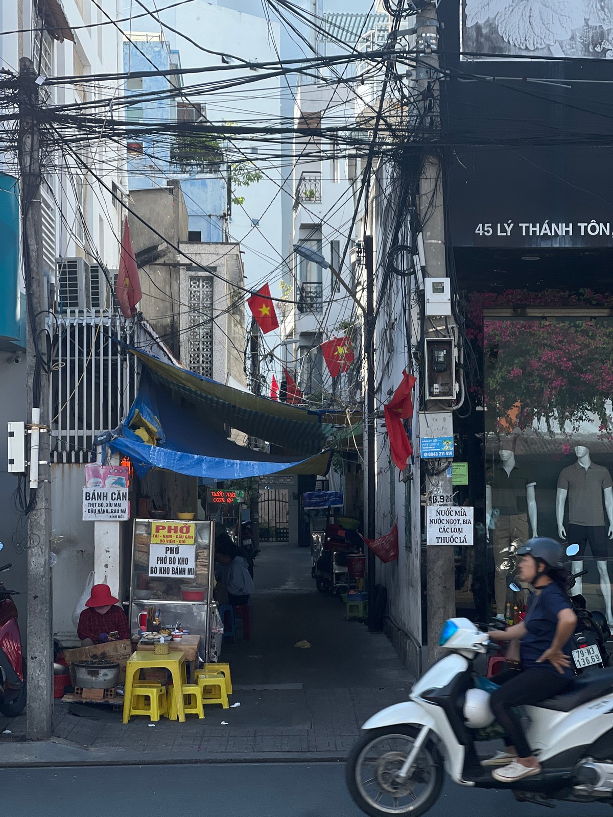 Early morning street scenes documented in Nha Trang Ward