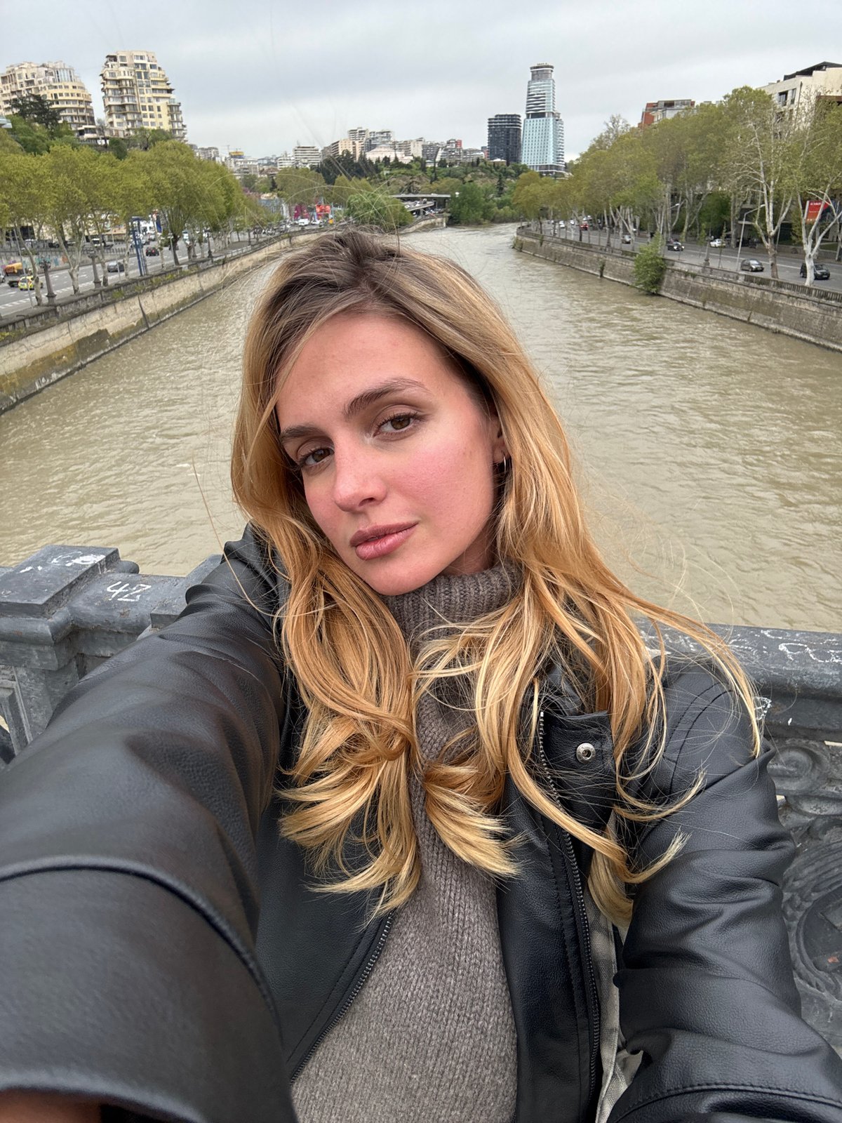 Woman documents outfit, takes selfies around Tbilisi bridges and cafes