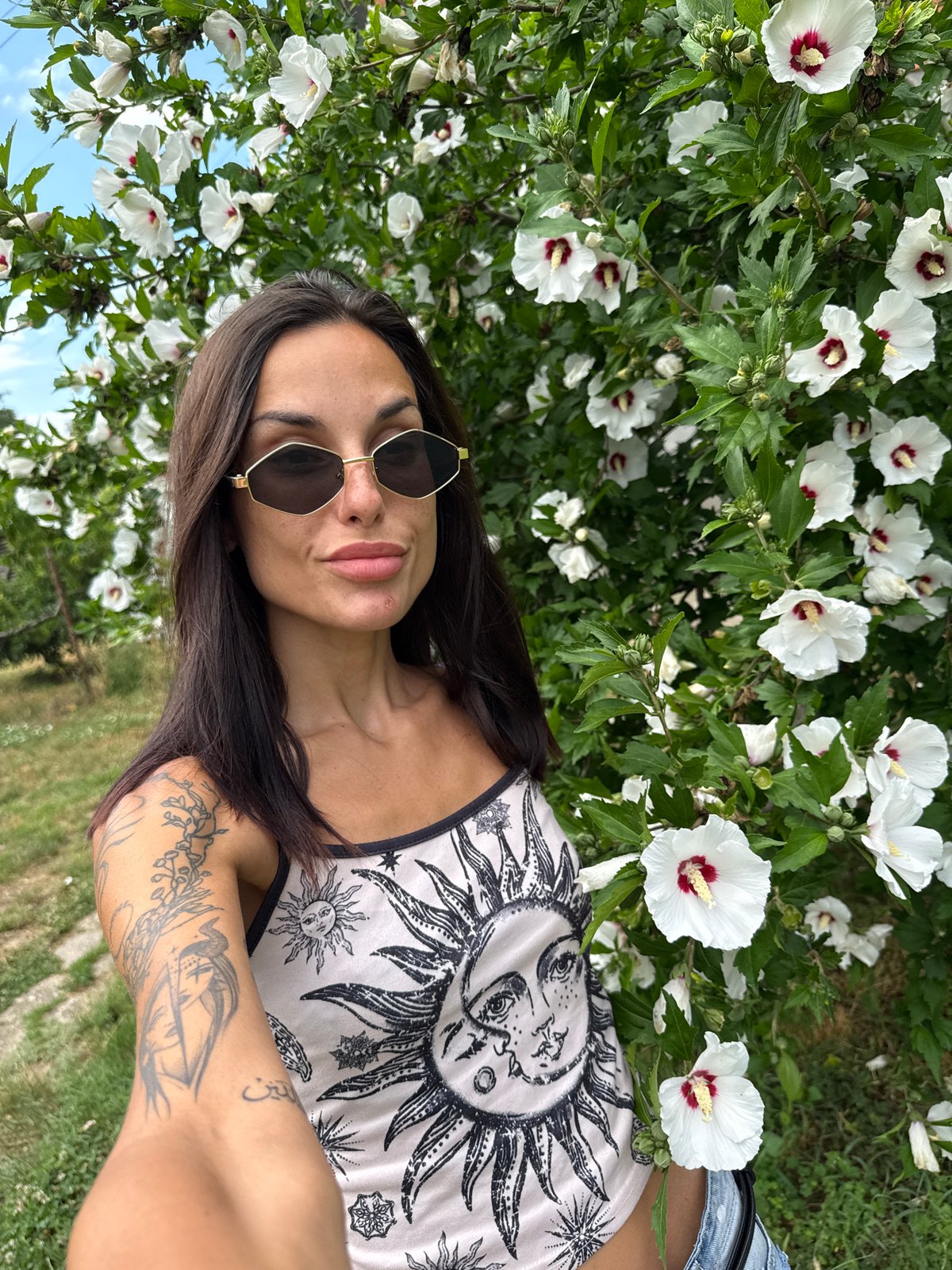 Selfies and white hibiscus blooms on a Belene walkway