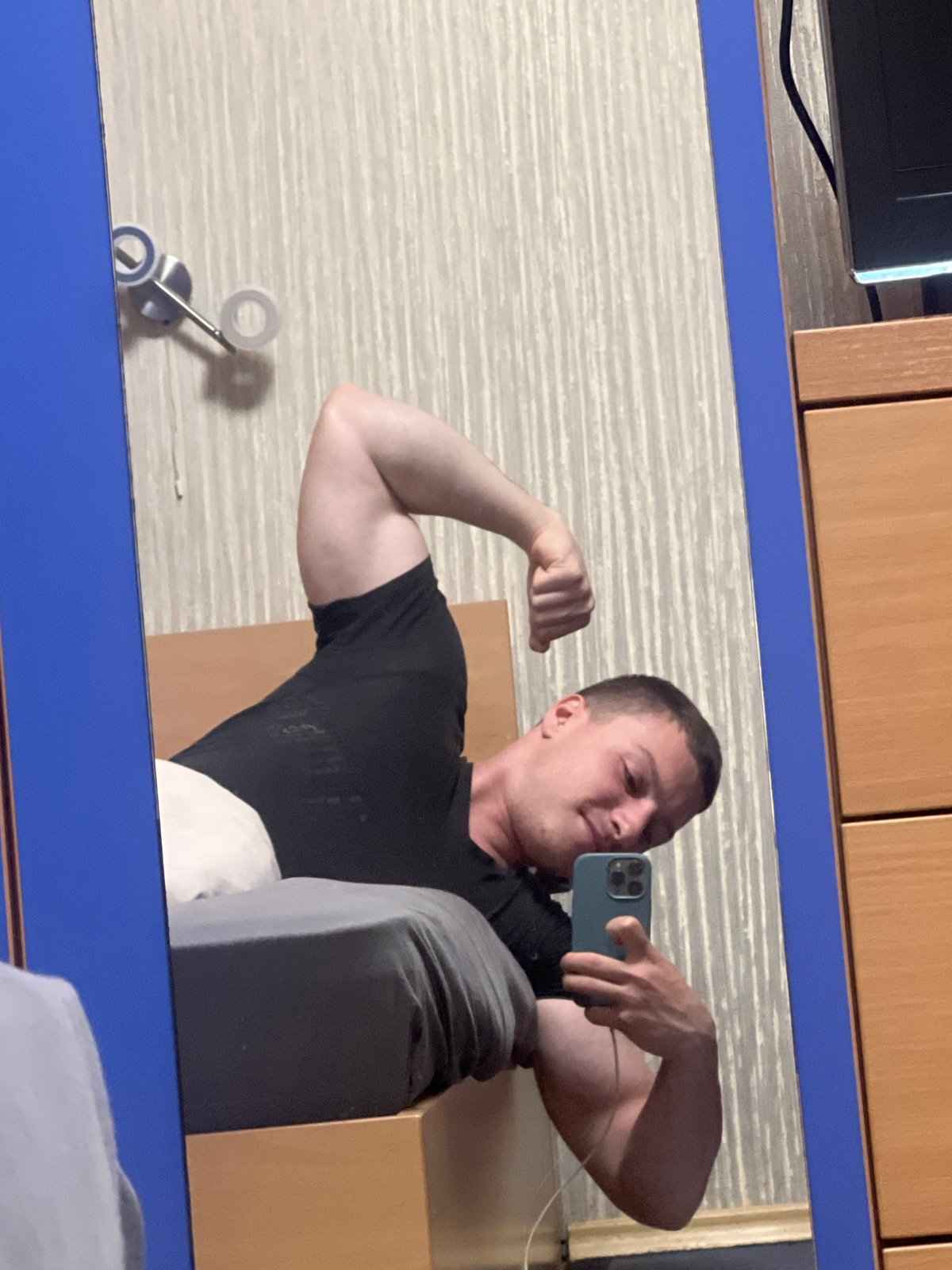 Man takes flexing selfie in mirror in Burgas