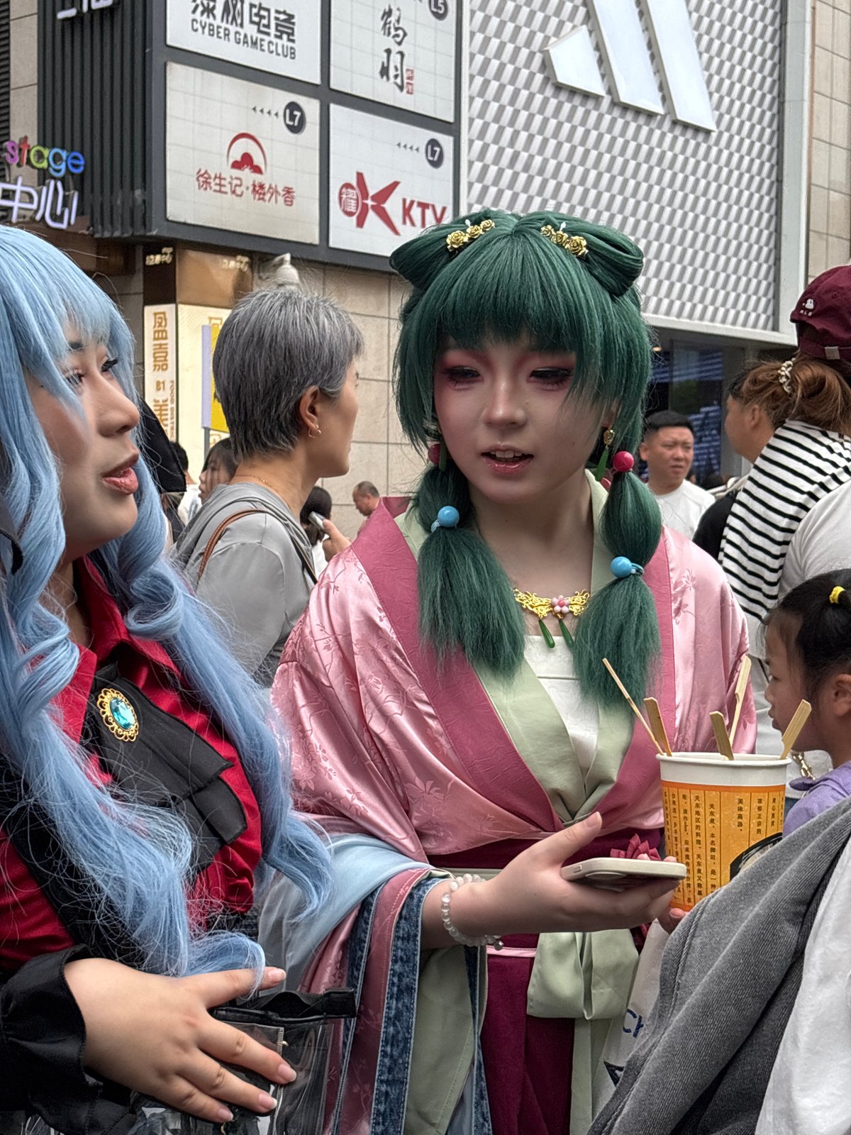 Anime festival draws cosplayers to Liangjiang street food market