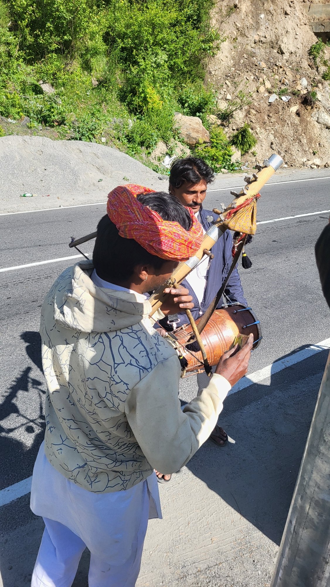 Traditional musicians perform roadside concert in Solang mountain region