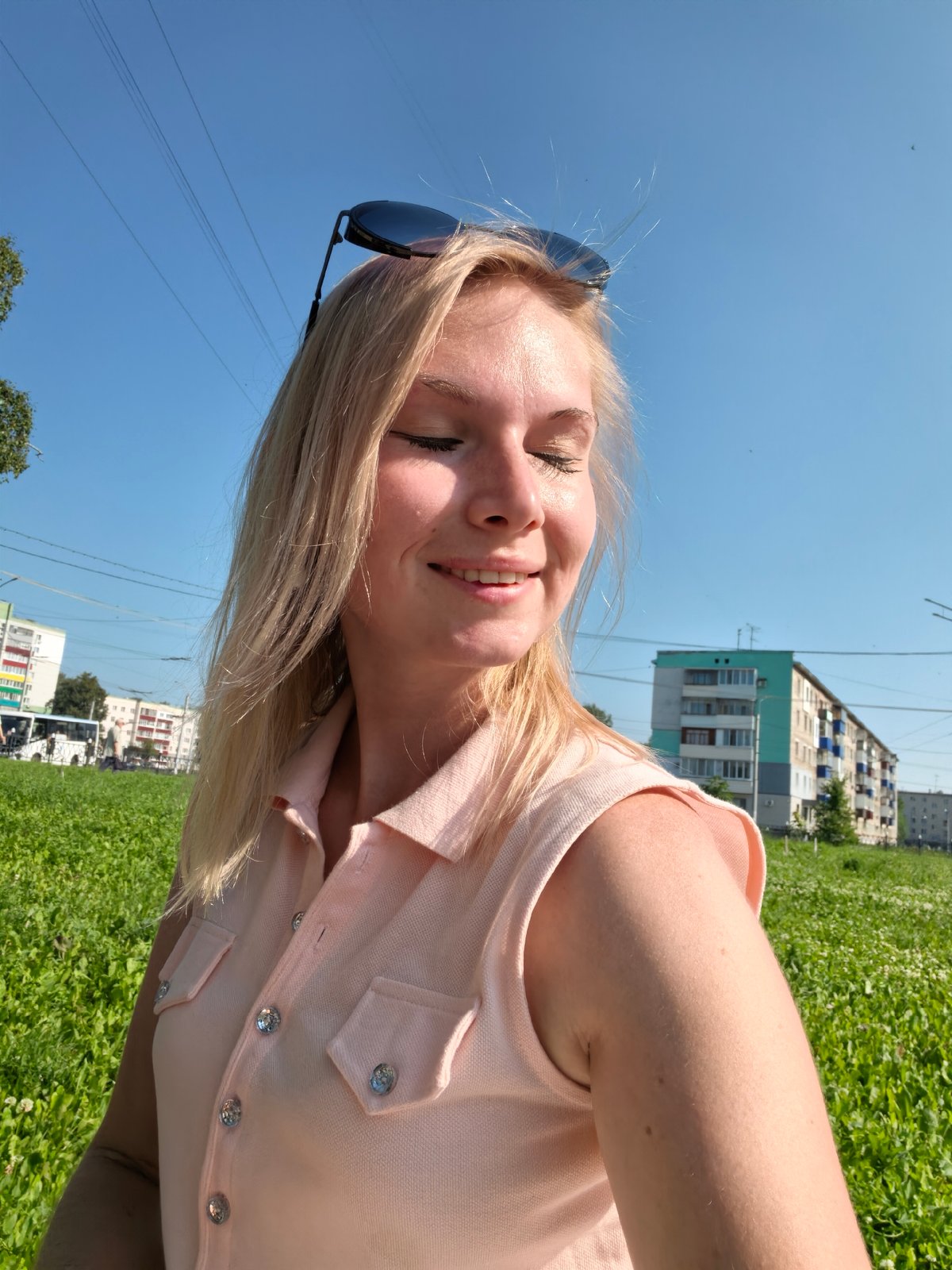 Sunny summer walk in Sterlitamak with nature close-ups and selfies