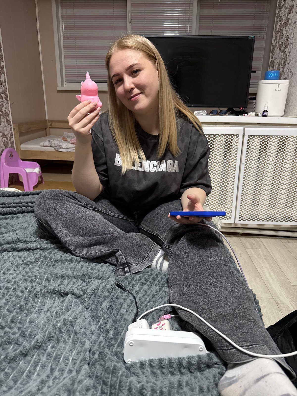 Woman documented in casual domestic moments over afternoon in Foki