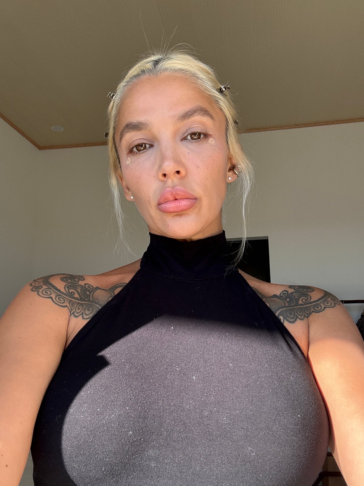 Blonde woman with tattoos documented in Kuta Selatan scenes
