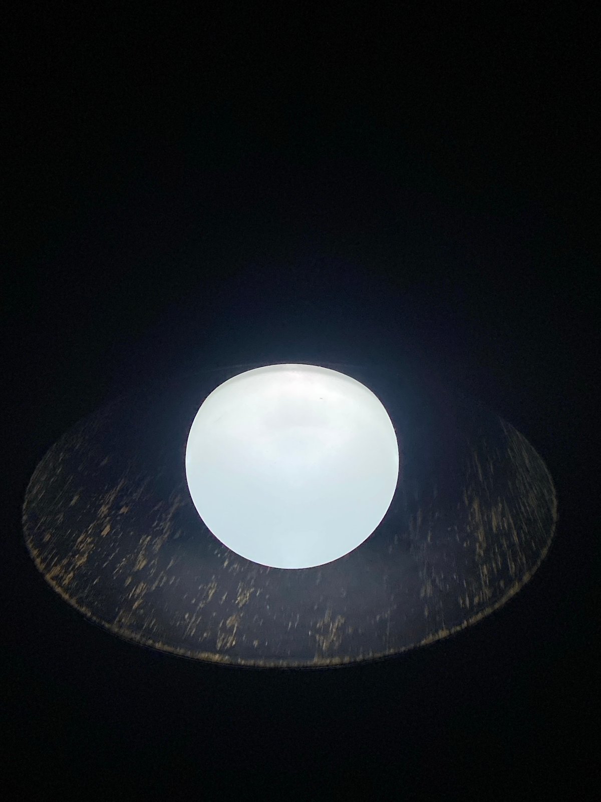 Light bulb fixture documented in Puebla home