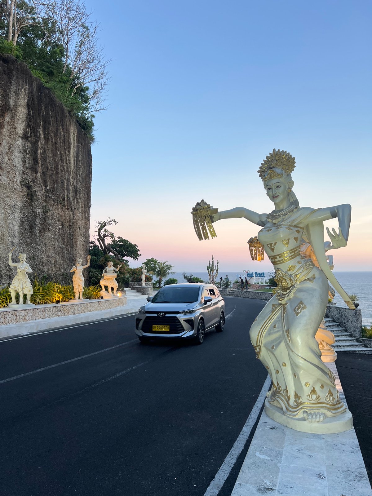 Female dancer statue stands sentinel on Kuta Selatan cliff road