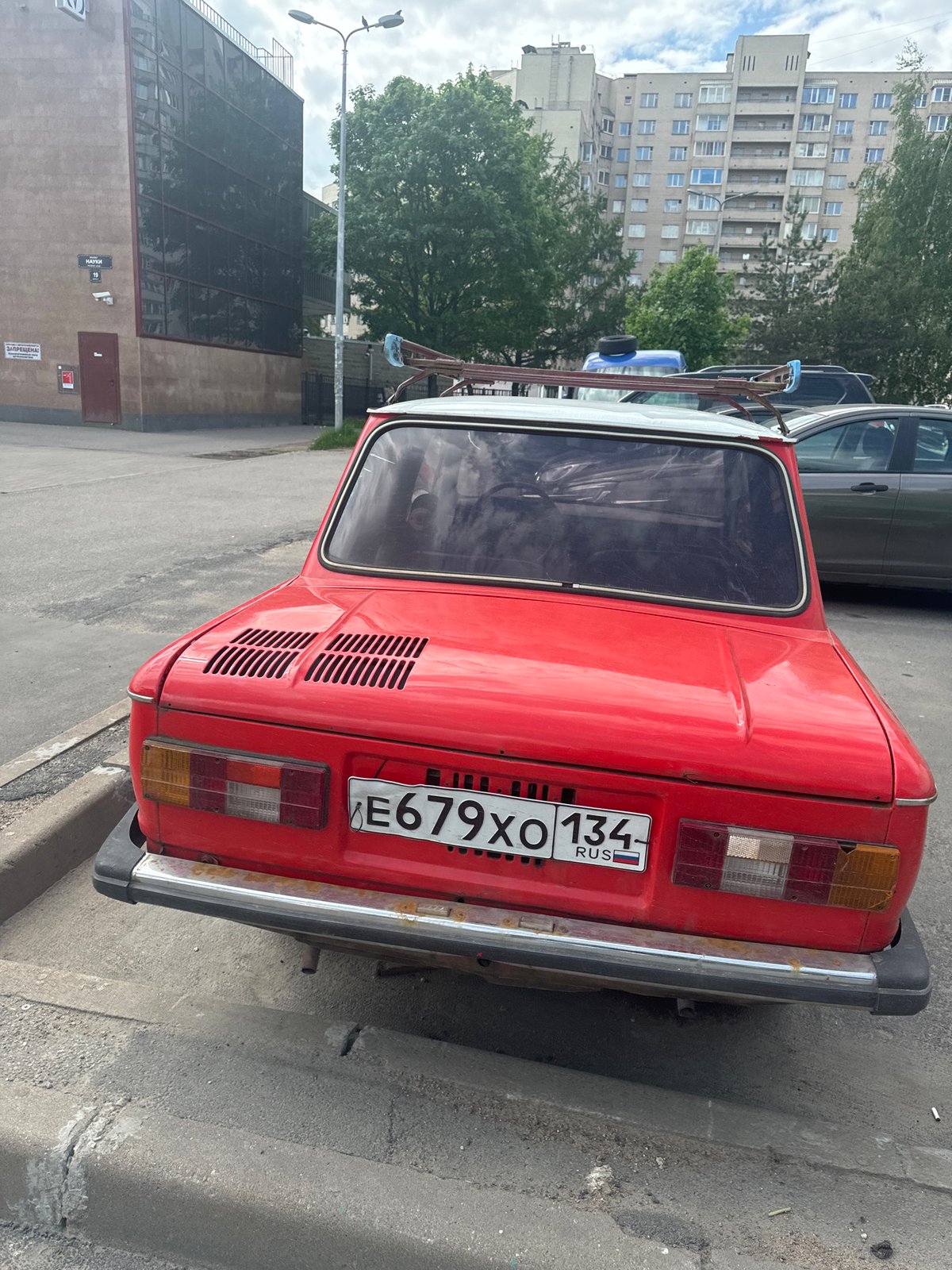Ordinary street scenes documented across Saint Petersburg morning