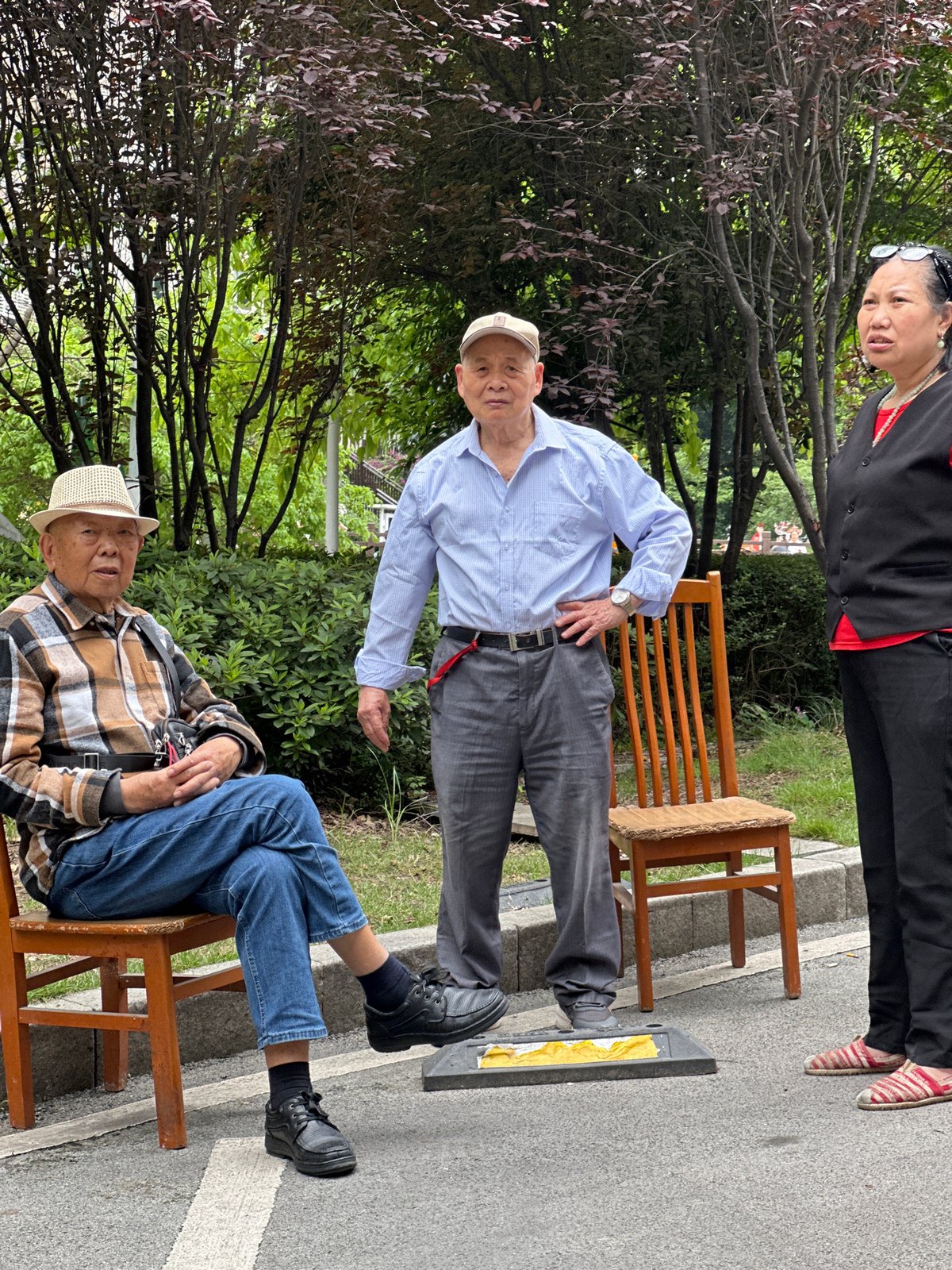 Street vendor sells crayfish and snails in Yuzhong District