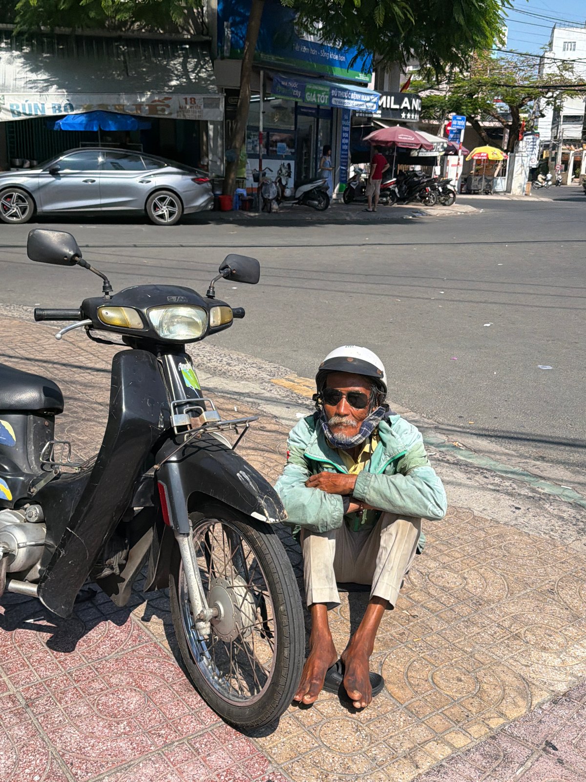 Nha Trang street life: vendors, scooters, and sidewalk scenes