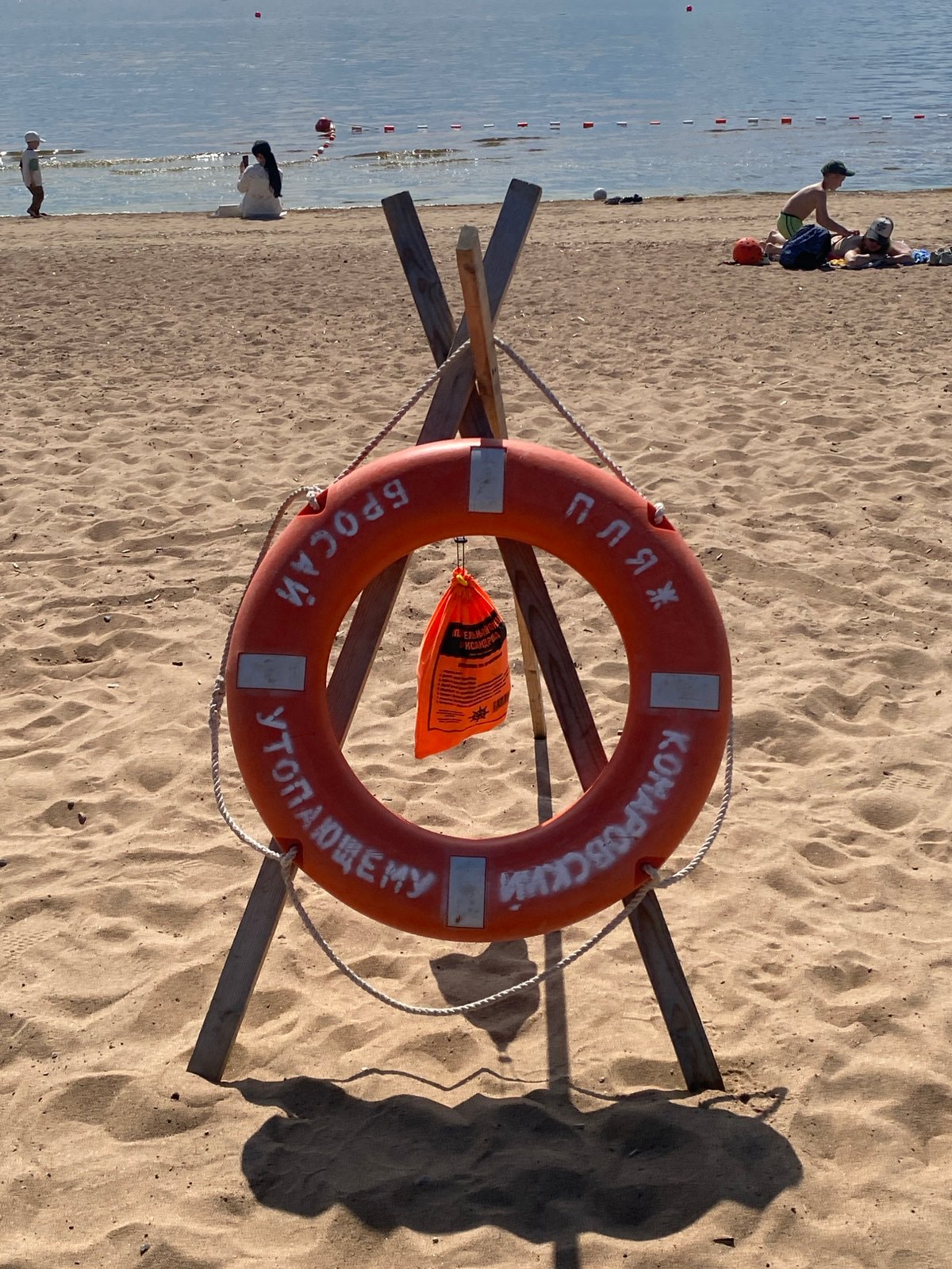 Sunny beach day documented by visitors in Komarovo, Russia