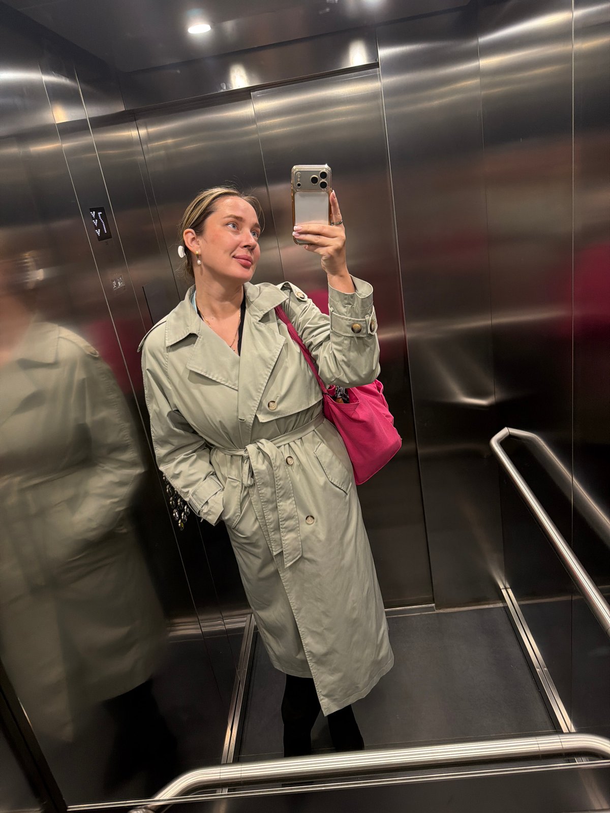Woman takes elevator selfies in Moscow building