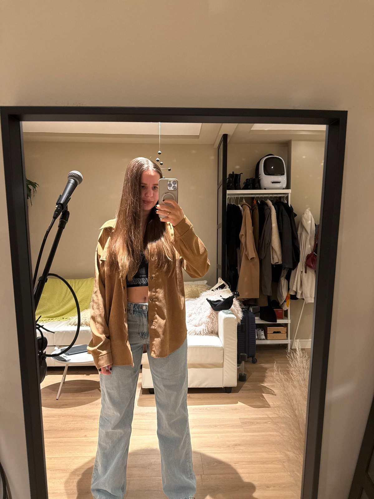 Barcelona resident documents home music setup and selfie session