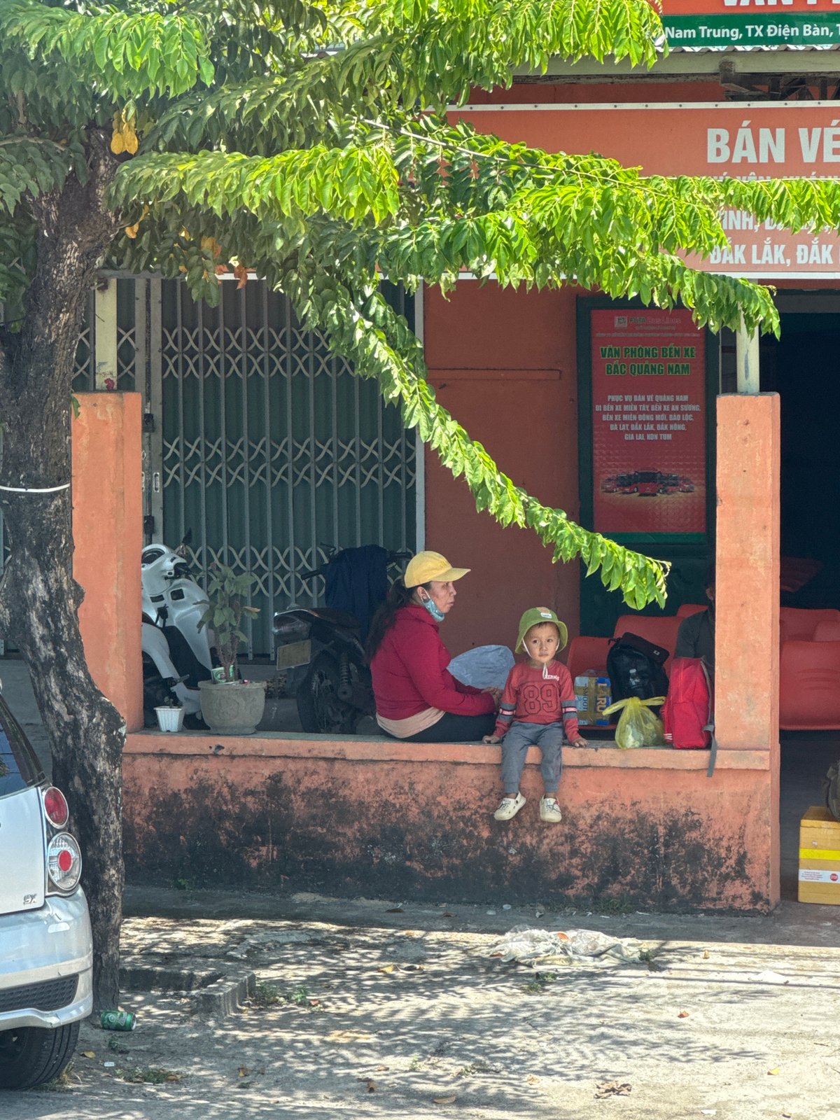 Early morning street life captured in Đà Nẵng, Vietnam
