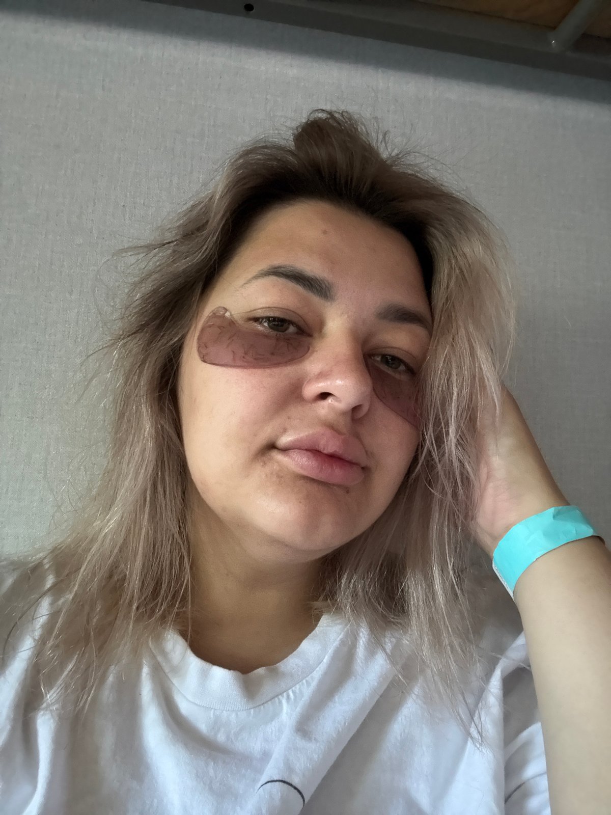 Woman's evening beauty routine captured in Birobidzhan dormitory room