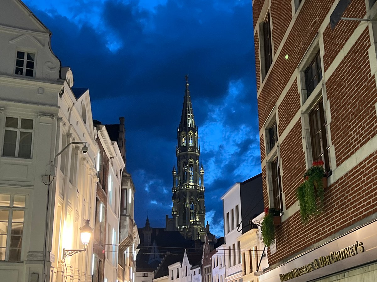 Dusk stroll through Brussels' Grand Place quarter