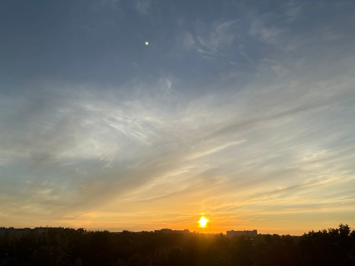 Witness Documents Three-Hour Sunset Over Urban Skyline