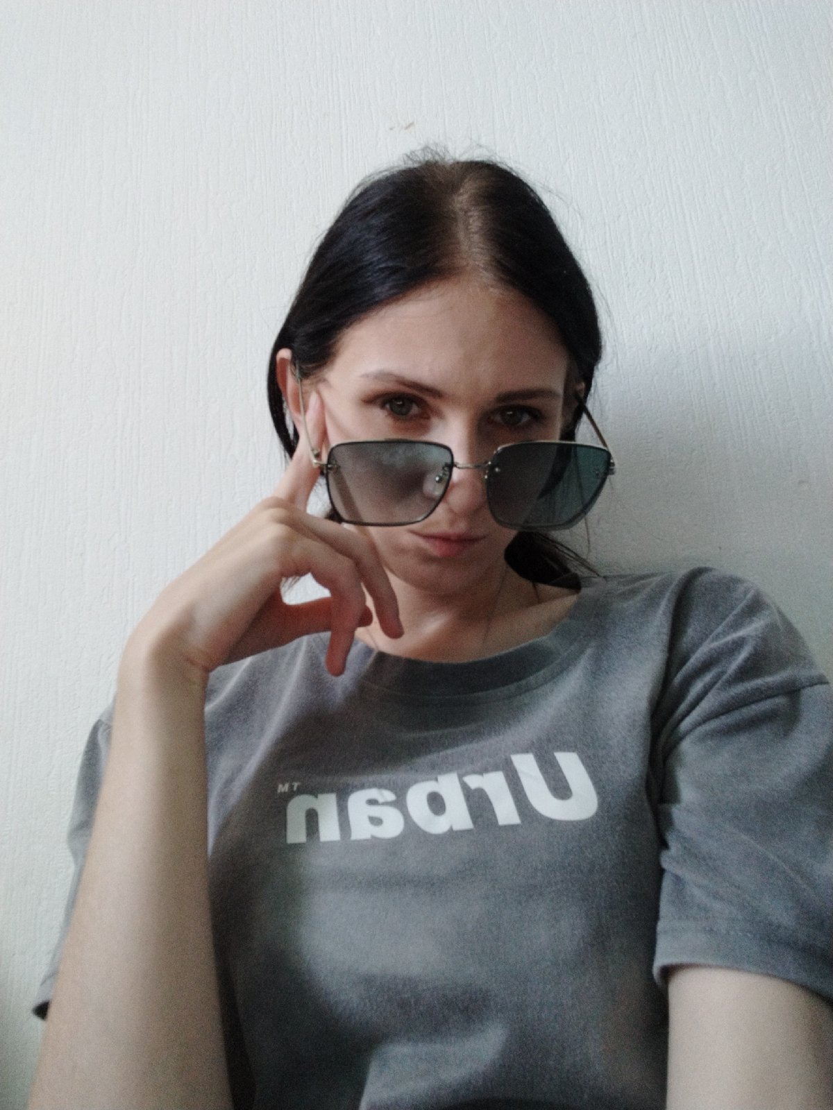Relaxed indoor selfie session, grey tee and oversized shades