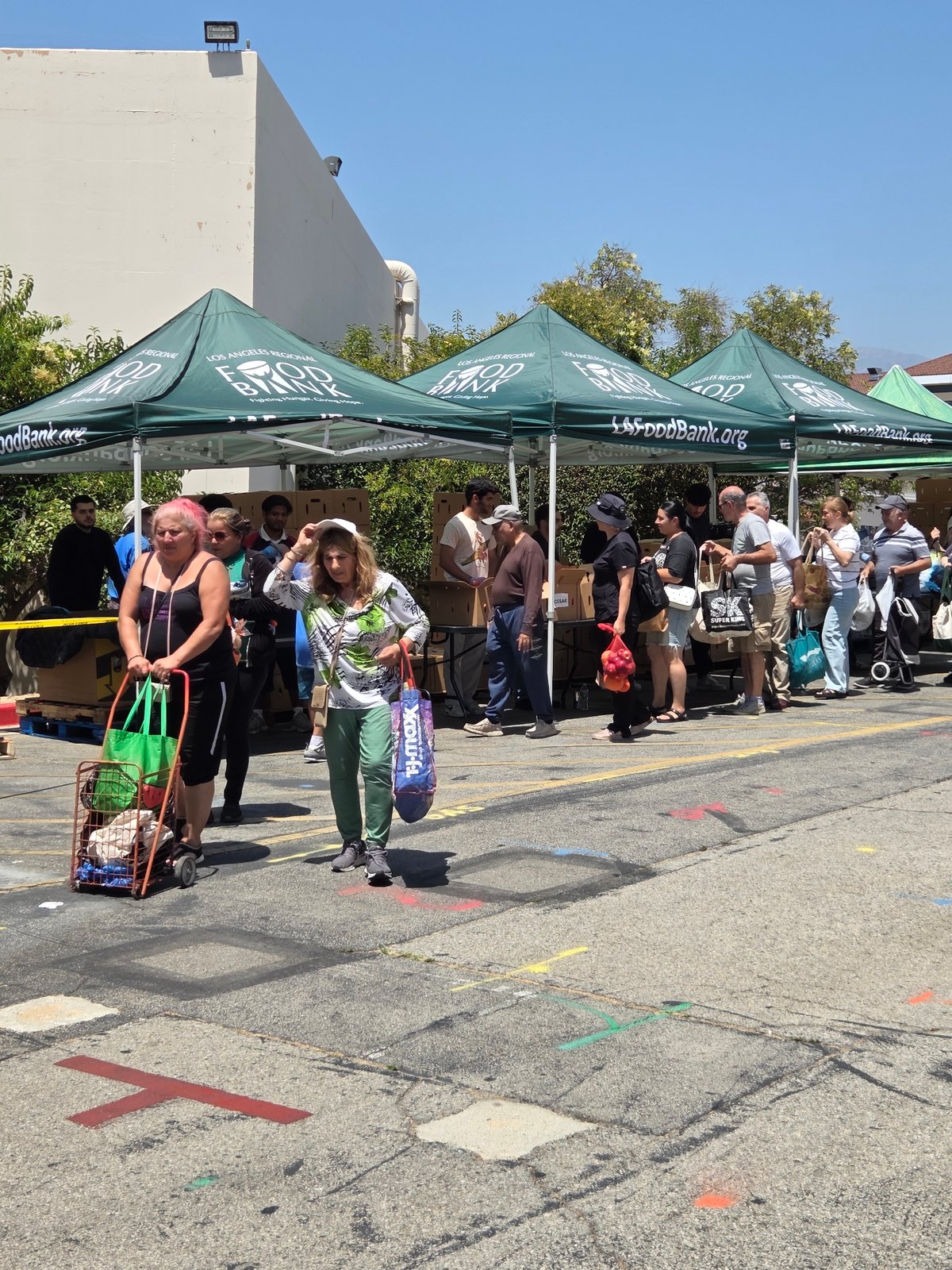 LA Food Bank distribution event draws a line in Glendale