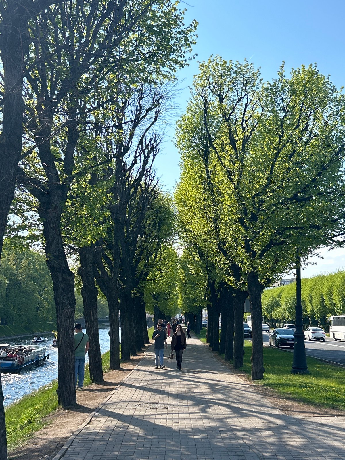 Sunny afternoon draws crowds to Saint Petersburg canal promenade
