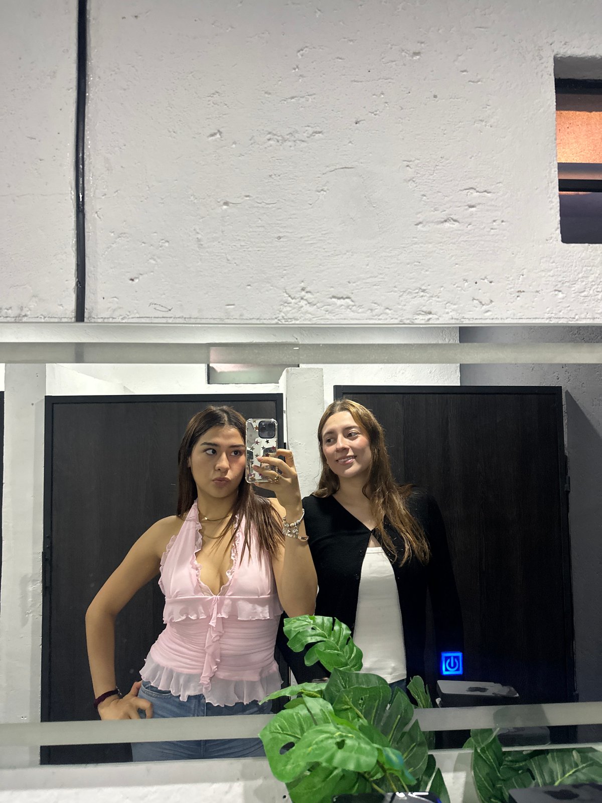 Two women document night out with selfies in Cholula