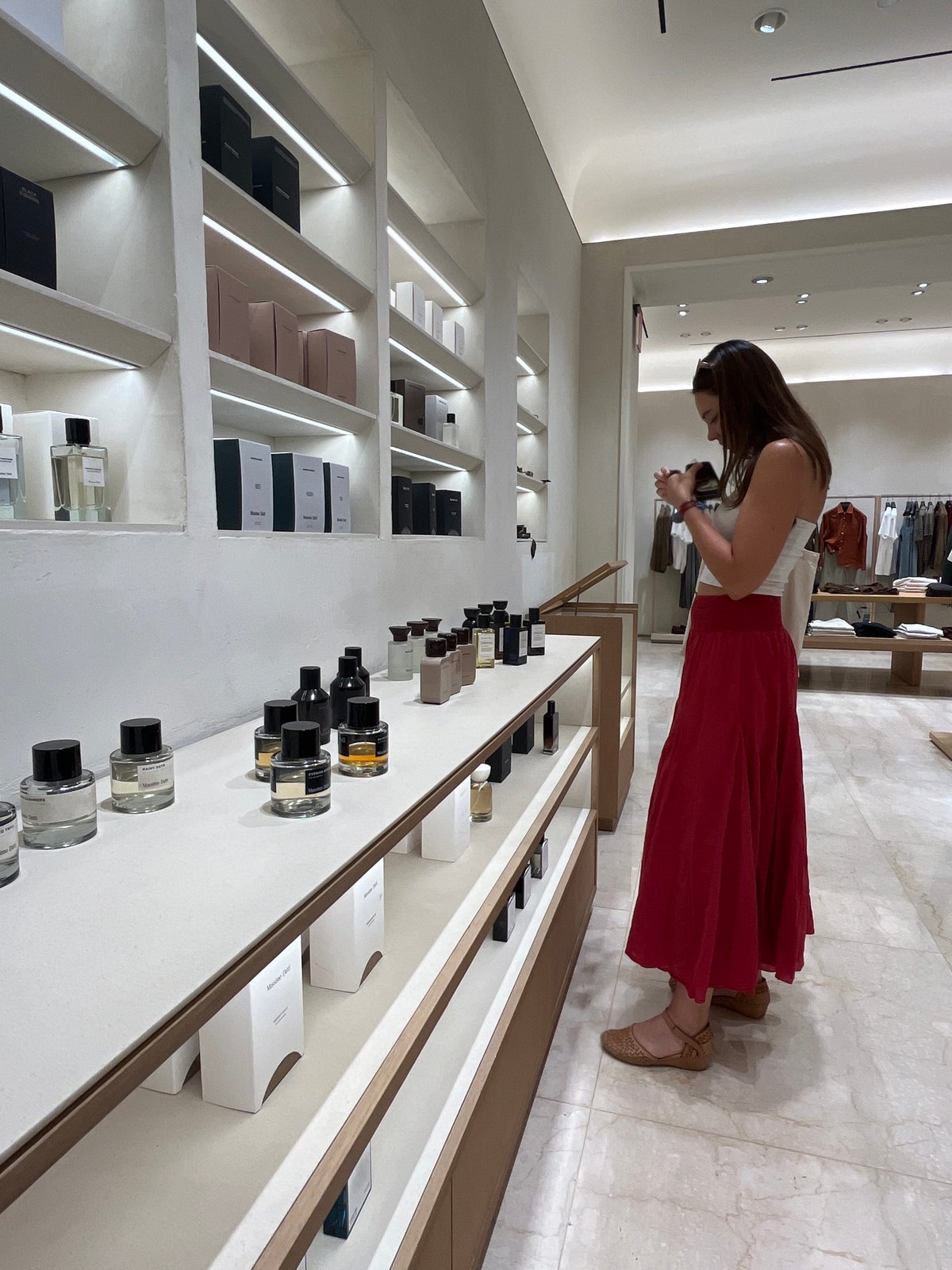 Woman shops perfumes, visits gym with Pomeranian in Puebla