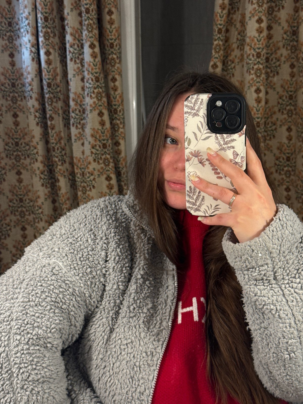 Woman documents morning routine through selfies in Russian home