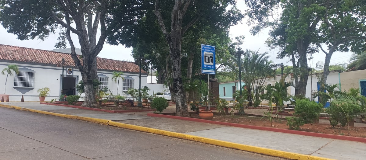 Afternoon walking tour documents La Asunción's colonial architecture, street murals