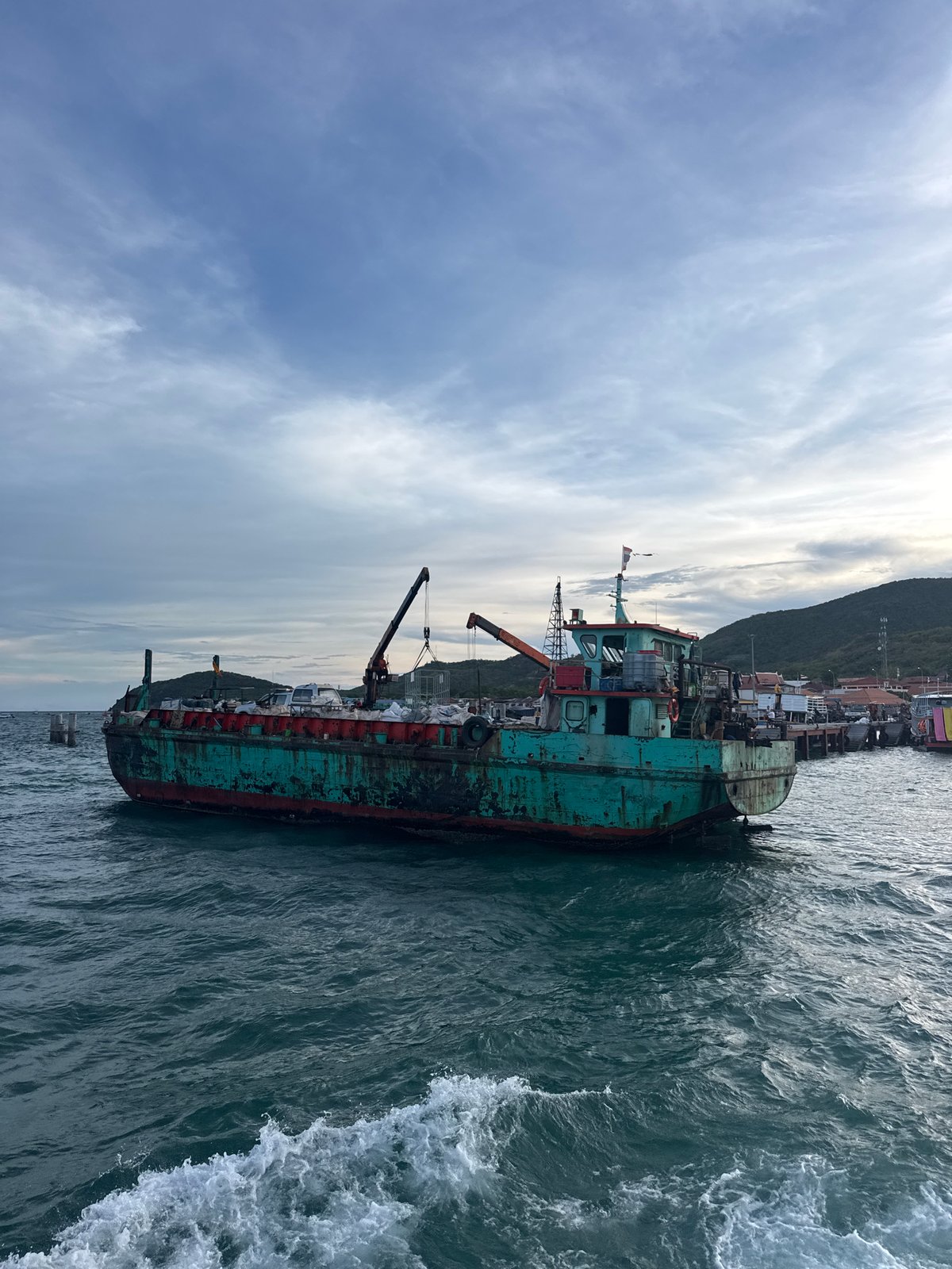 Pattaya waterfront activity captured by witnesses during midday