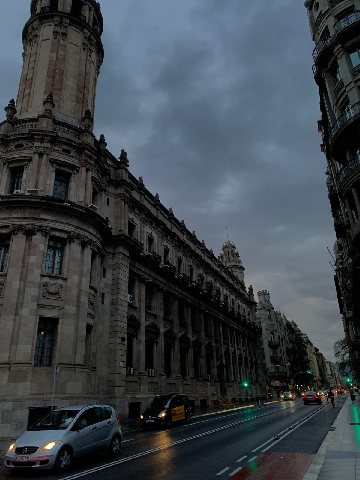 Tourist documents Barcelona historic district walk, monuments and shops