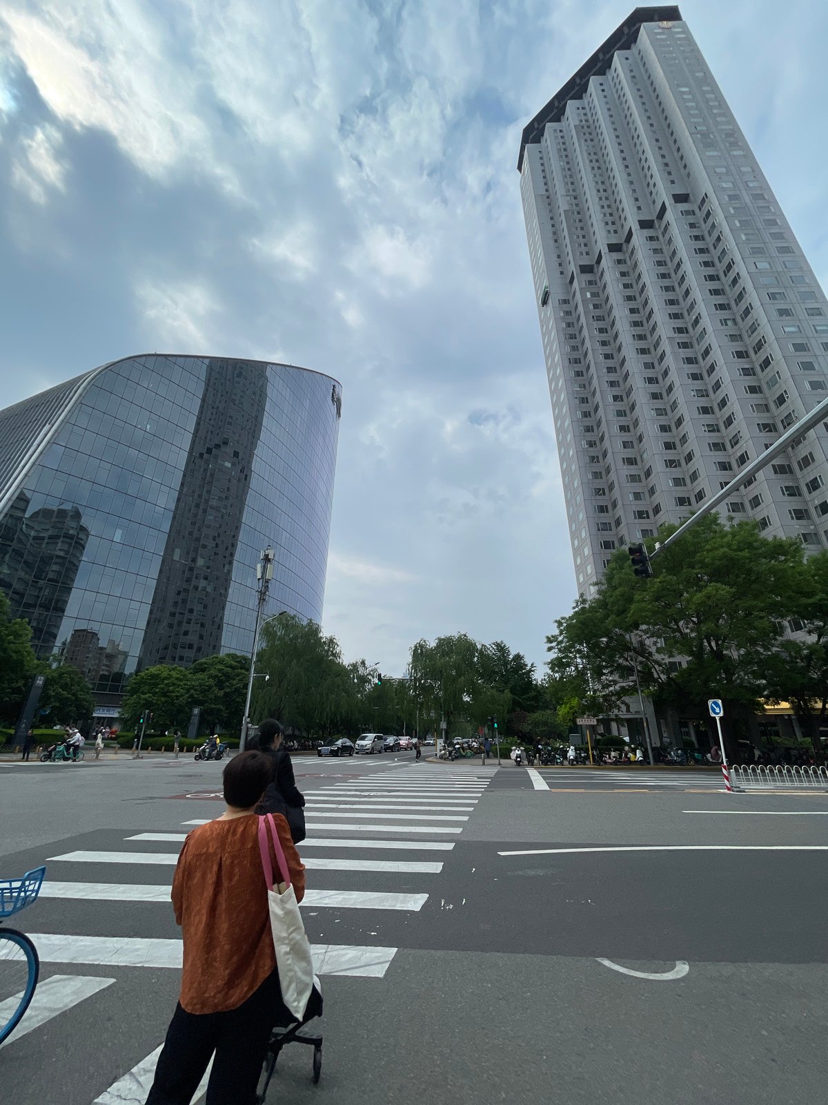 Late-night pedestrian crossing captured in Beijing's Chaoyang District
