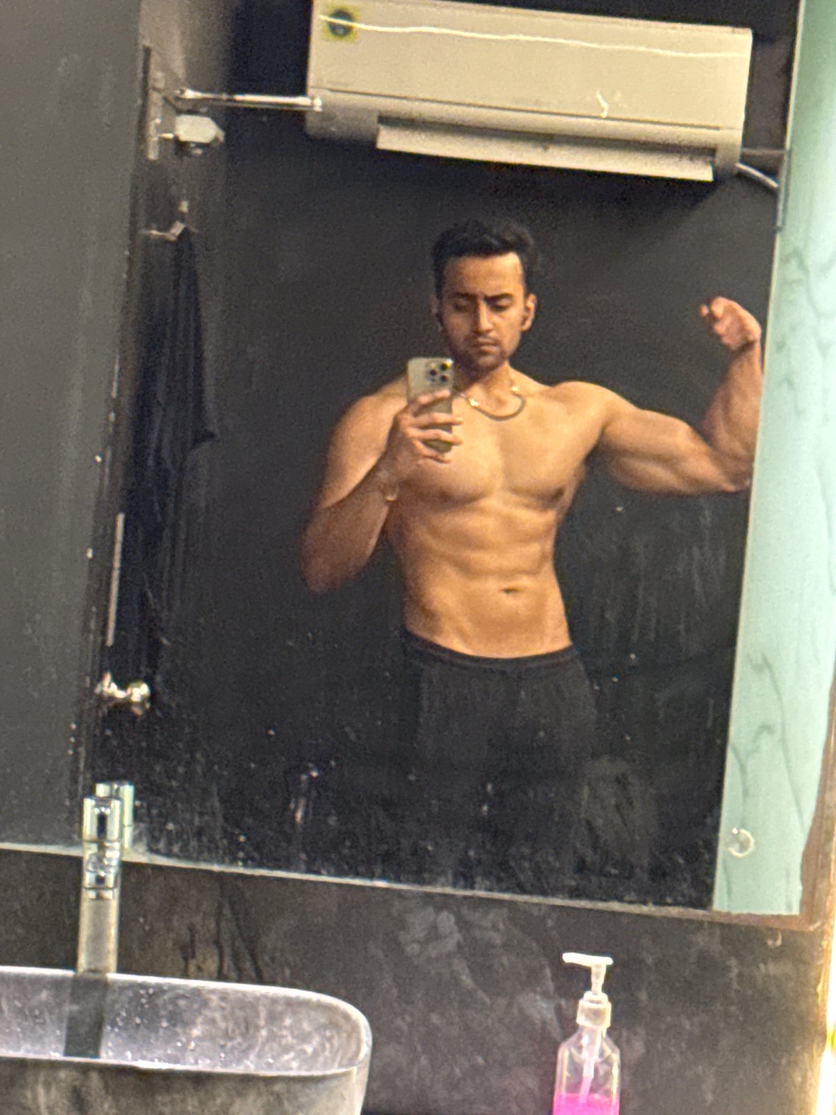 Man documents workout session with selfies at Kolkata gym