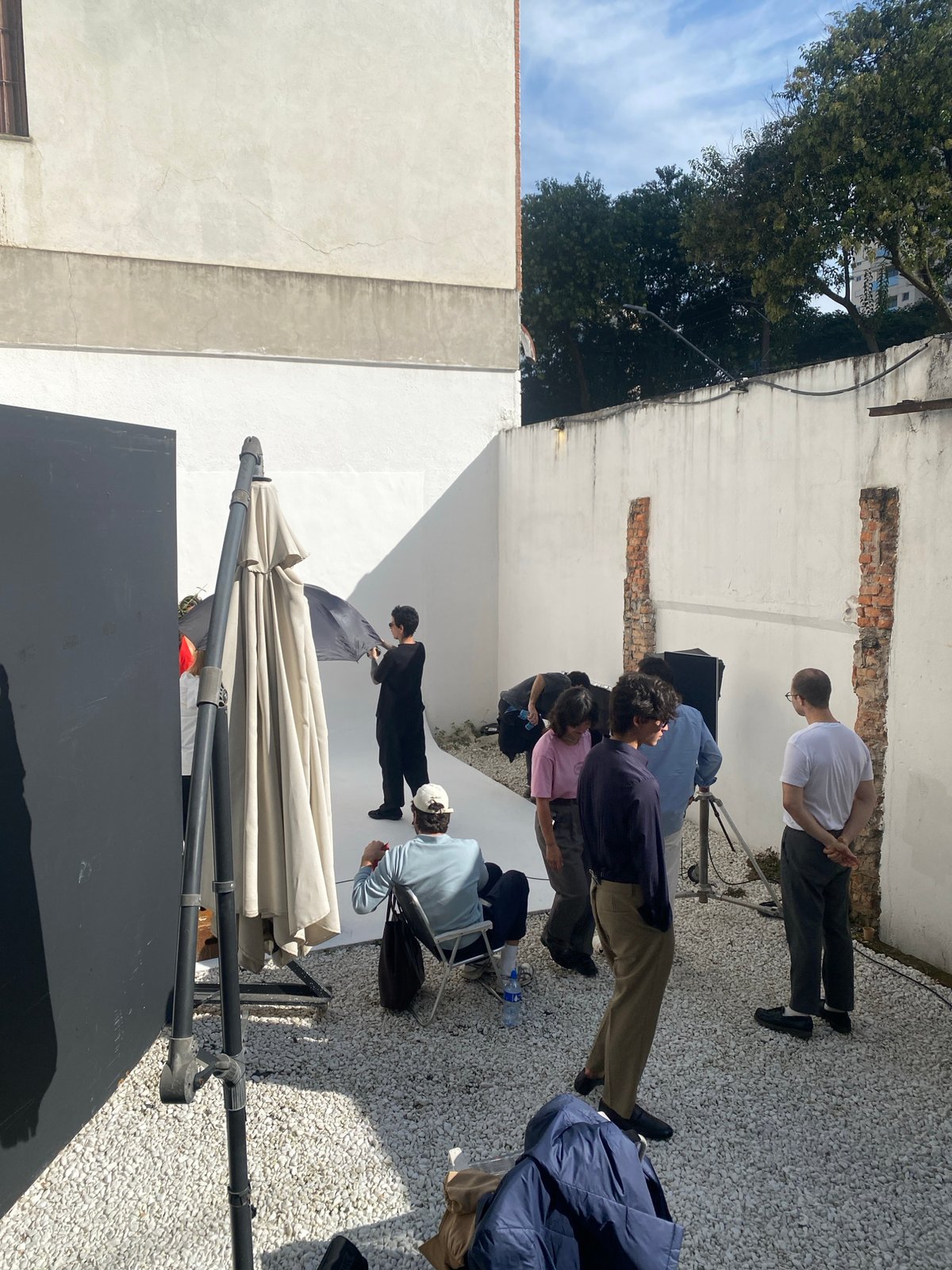 Photo shoot captured in São Paulo courtyard between buildings