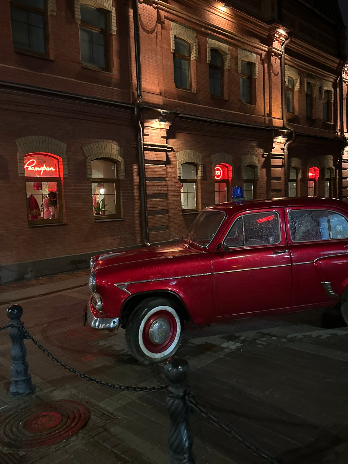 Evening street life and museum visits captured in Minsk