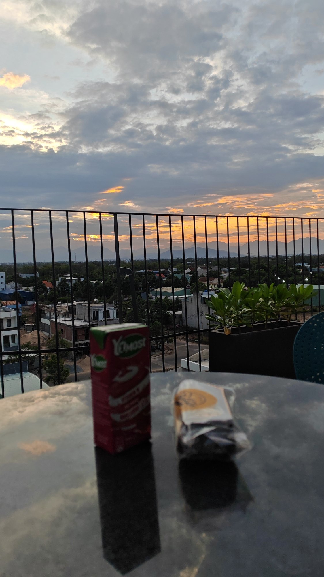 Golden-hour rooftop views over Đà Nẵng with snacks and sky