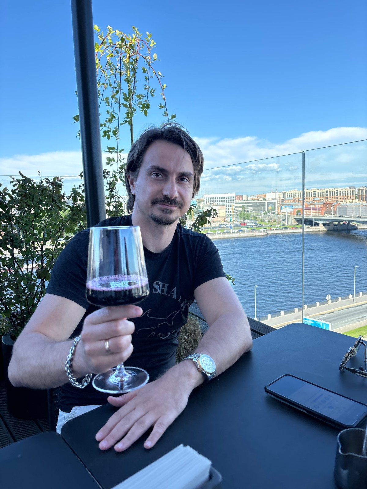 Couple enjoys afternoon leisure activities across Saint Petersburg venues