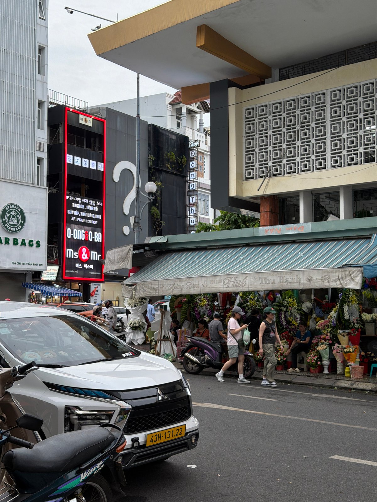 Street-level commercial life along central Đà Nẵng