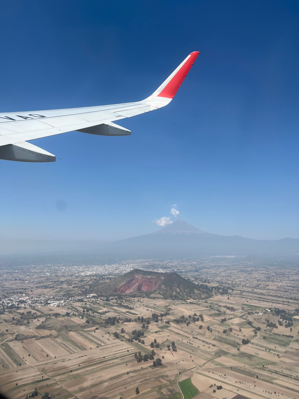 Aircraft flies over Santa María Zacatepec with clear skies