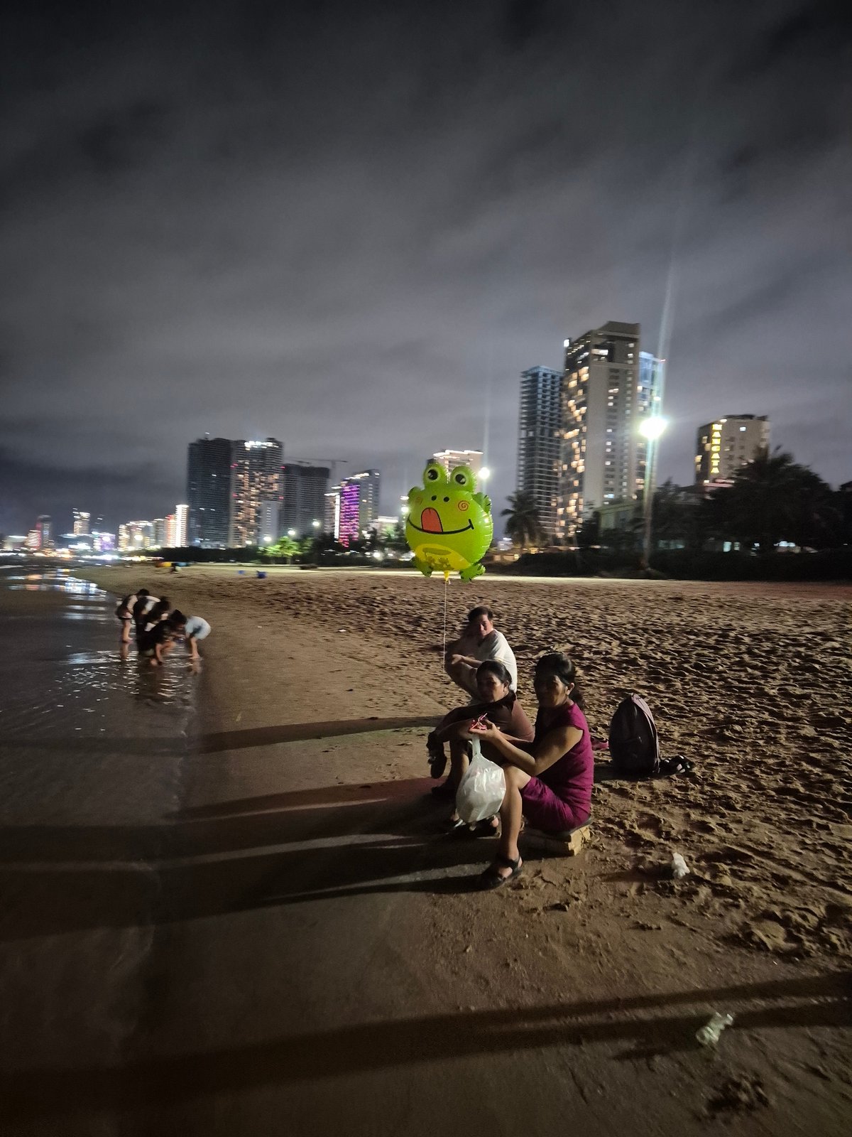 Night beach gatherings observed along Đà Nẵng waterfront