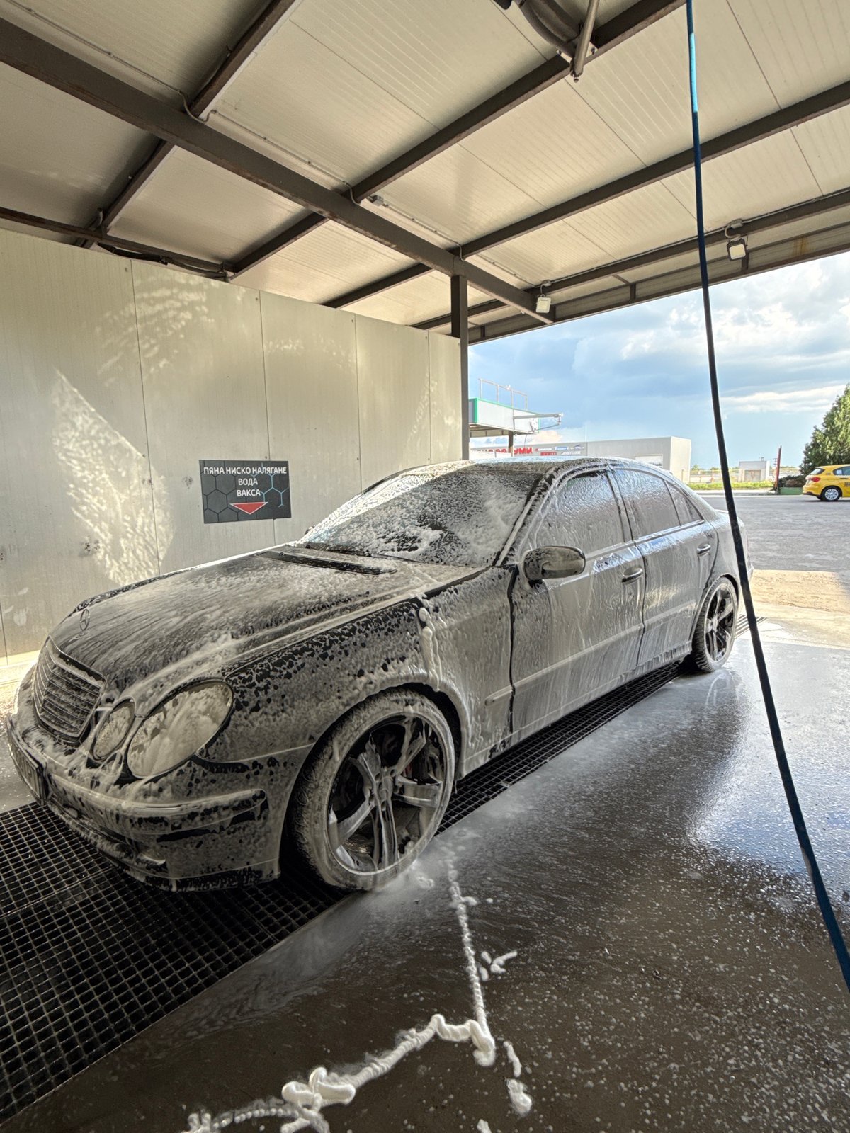 Man washes car, visits hardware store in Stara Zagora