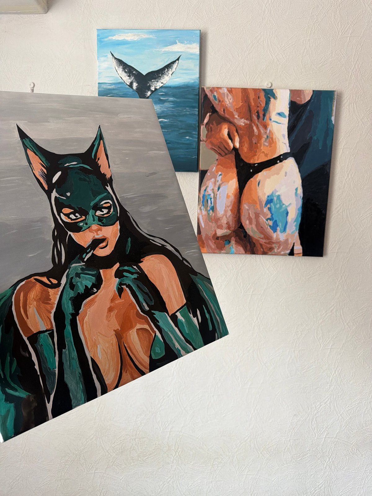 Art exhibition featuring aquatic paintings documented in Moscow gallery