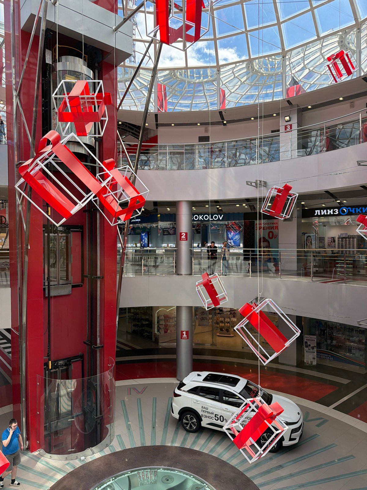 Gift-box art installations observed at Izhevsk shopping mall