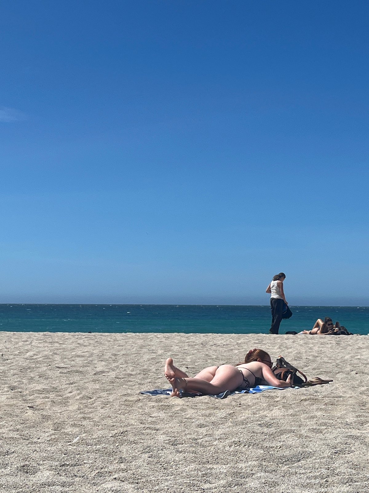 Sunny afternoon beach scenes documented at A Coruña