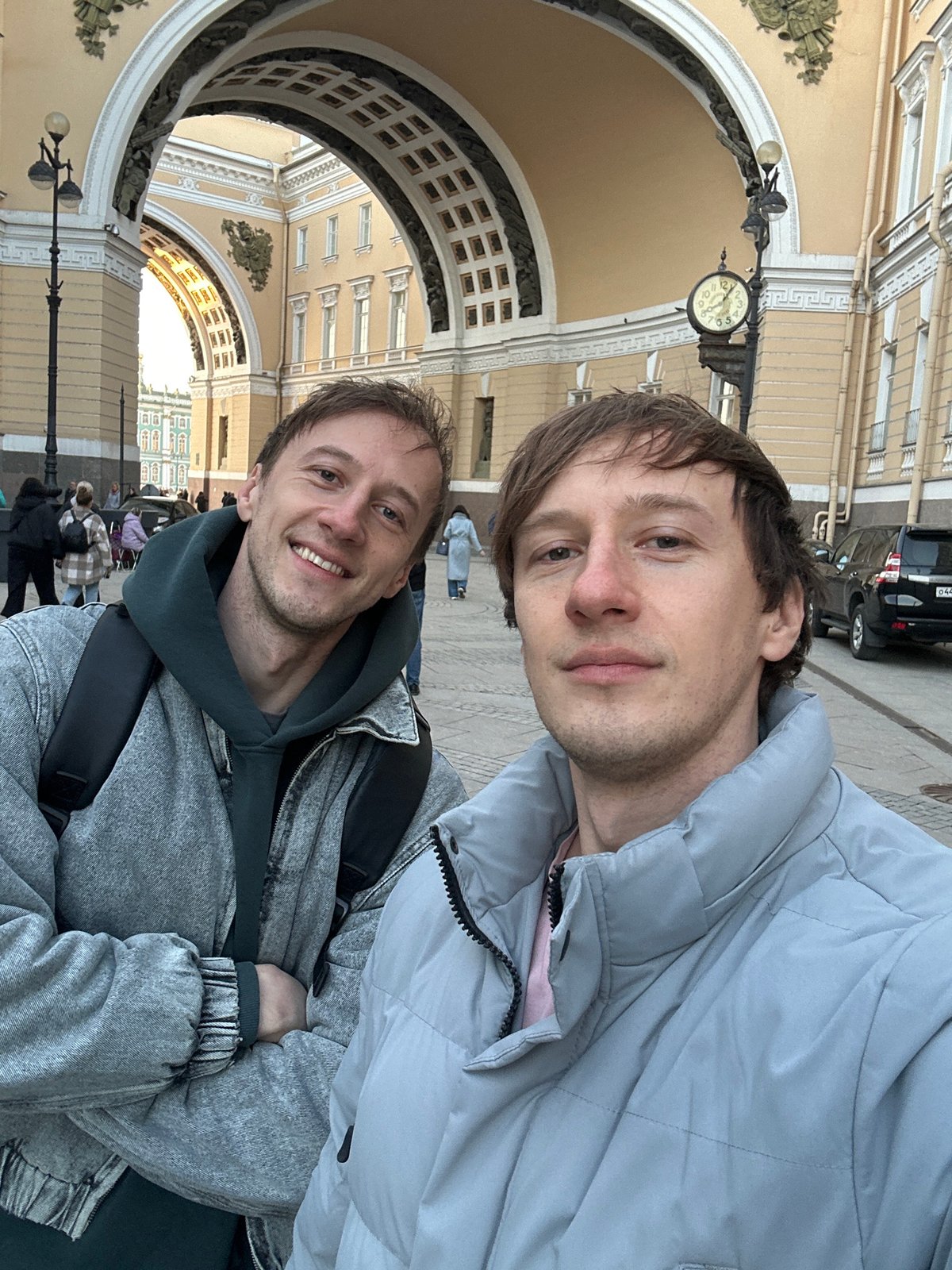 Tourists, street performers gather at Saint Petersburg's Palace Square