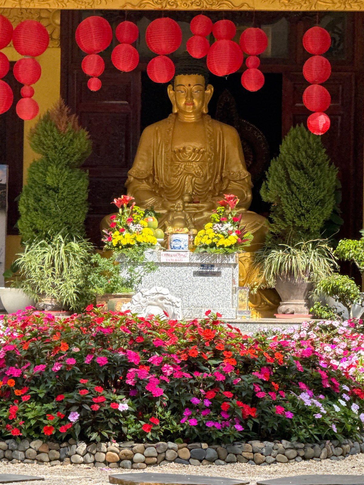 Temple prep and street life in Da Lat on a June morning